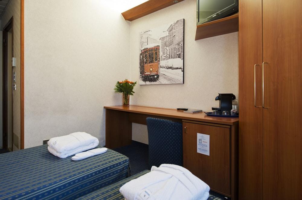 Hotel Mec Milan Bagian luar foto