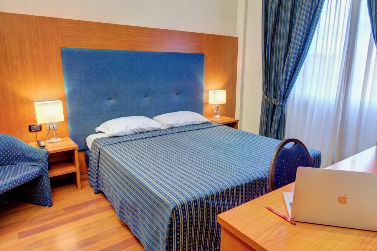 Hotel Mec Milan Bagian luar foto
