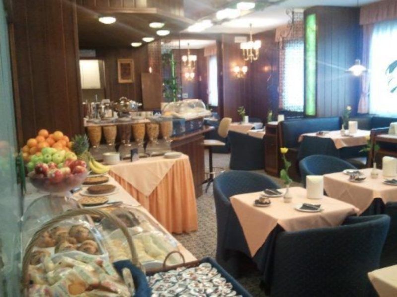 Hotel Mec Milan Bagian luar foto