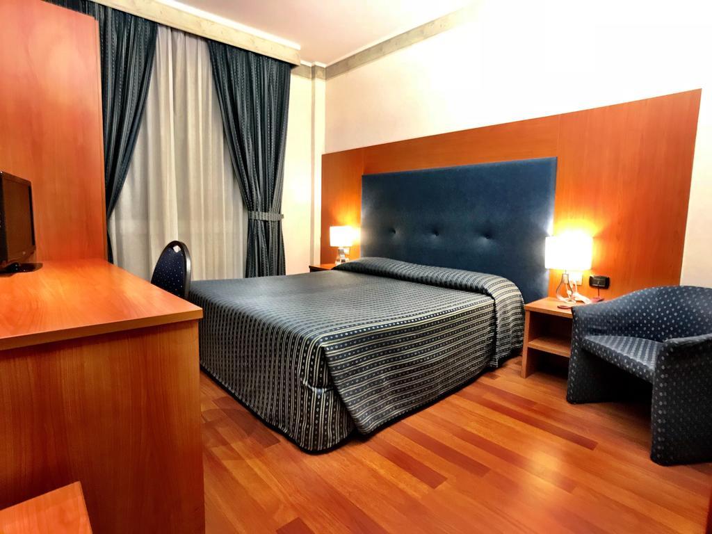 Hotel Mec Milan Bagian luar foto